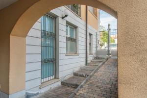 塞雷尼奥La Villa Strangiato的砖砌人行道旁的拱门建筑