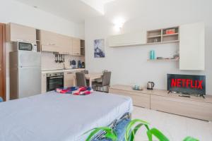 a kitchen with a bed in a room at La Villa Strangiato in Seregno