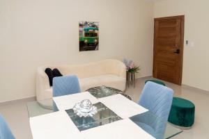 un soggiorno con un tavolo e un divano di La Isla Royal - Raya Cosmica a Miches