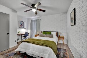 Un dormitorio con una cama y un ventilador de techo. en Tranquil Retreat in Stillwater - Free Parking & Reliable WiFi, en Stillwater