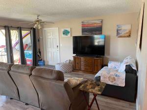 TV a/nebo společenská místnost v ubytování Beach Villa 2 Bedroom