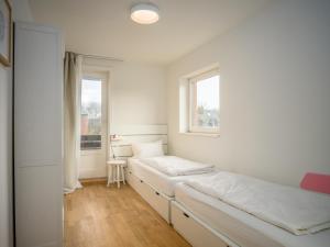 Gardenholm im Süden von Westerland في فيسترلاند: غرفة بيضاء بسريرين ونافذة