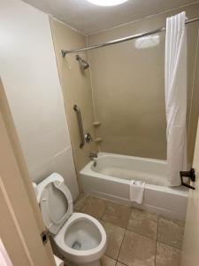 Et badeværelse på Millennium Inn + 1 billede