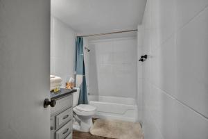 Un baño blanco con inodoro y ducha. en Tranquil Retreat in Stillwater - Free Parking & Reliable WiFi, en Stillwater 29 fotos más