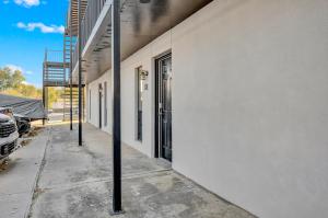 Un edificio blanco con una puerta negra en una acera. en Tranquil Retreat in Stillwater - Free Parking & Reliable WiFi, en Stillwater