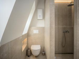 Gardenholm im Süden von Westerland في فيسترلاند: حمام مع مرحاض وممشى في الدش +22 صورة