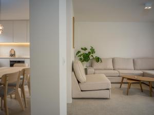 Gardenholm im Süden von Westerland في فيسترلاند: غرفة معيشة بها أريكة وطاولة