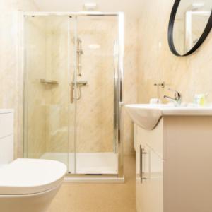 Ένα μπάνιο στο Two Bed Apartment - Two Parking Spaces - Stourbridge 1bSt