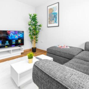 Μια τηλεόραση ή/και κέντρο ψυχαγωγίας στο Two Bed Apartment - Two Parking Spaces - Stourbridge 1bSt