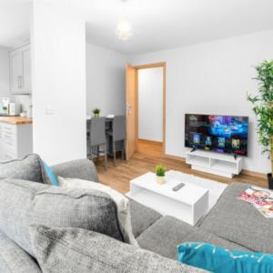 Μια τηλεόραση ή/και κέντρο ψυχαγωγίας στο Two Bed Apartment - Two Parking Spaces - Stourbridge 1bSt