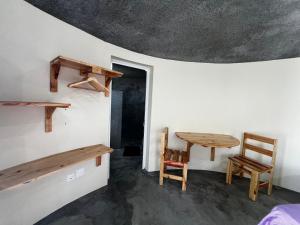 Habitación con mesa, mesa y sillas. en EcoFunco, en Portela