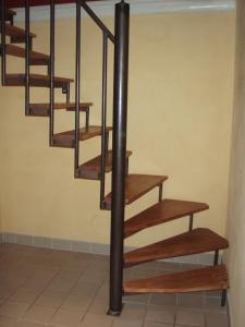 eine Holztreppe in einem Zimmer in der Unterkunft Eternellgården, Stenshuvudsvägen , Kivik in Kivik