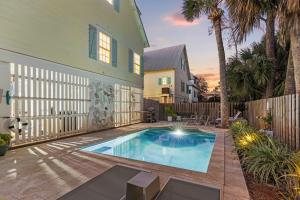 una piscina en el patio trasero de una casa en Cherokee Rose, en Tybee Island