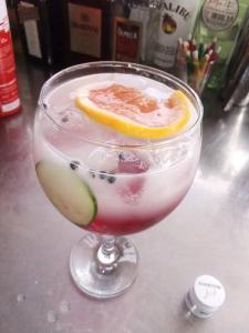 ein Getränk mit einer Orangenscheibe im Glas in der Unterkunft Good Times Cafe in Teyateyaneng