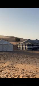 Deux tentes au milieu du désert dans l'établissement عزبة ابو حمزة, à Al Raka