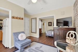 TV a/nebo společenská místnost v ubytování Above the Tea Room off Madison Square