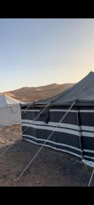 un bateau posé au milieu d'un désert dans l'établissement عزبة ابو حمزة, à Al Raka