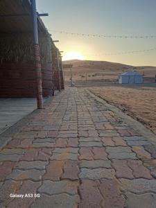 une route en briques avec le coucher du soleil en arrière-plan dans l'établissement عزبة ابو حمزة, à Al Raka 6 autres photos