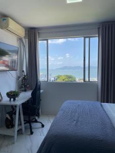Giường trong phòng chung tại Vista extraordinária beira mar