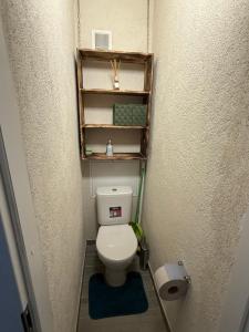 Ένα μπάνιο στο Lomanosav Cozy Apartametn