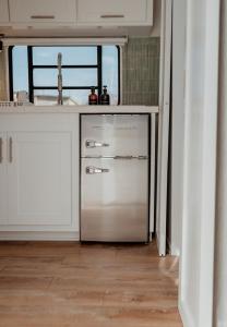 Kuchyň nebo kuchyňský kout v ubytování Downtown Prescott AZ Airstream Stay Near Whiskey Row with Outdoor Amenities + 34 fotografií