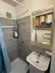 Ένα μπάνιο στο Lomanosav Cozy Apartametn