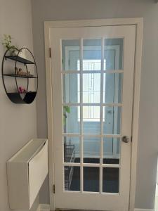 eine weiße Tür mit einem Fenster in einem Zimmer in der Unterkunft Escapade familiale à Longueuil in Longueuil