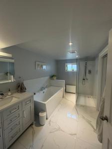 Vannituba majutusasutuses Escapade familiale à Longueuil +32 fotot