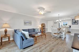 Χώρος καθιστικού στο Happy Hour Tybee