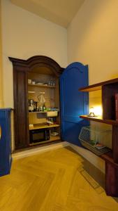 a kitchen with blue cabinets and a wooden floor at Geldmunt 37 in Ghent