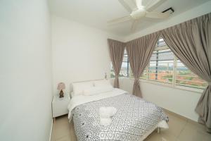 Postel nebo postele na pokoji v ubytování The Two by Nakza Stays, Tranquil Suites at Putrajaya