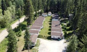 eine Luftaufnahme einer Gruppe von Häusern in einem Wald in der Unterkunft Mountain View Cabins in Golden