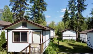 ein winziges Haus in einem Hof mit Bäumen in der Unterkunft Mountain View Cabins in Golden