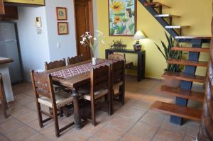 ein Esszimmer mit Tisch und Stühlen und einer Treppe in der Unterkunft en corazón centro Histórico, in Morelia