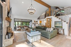 Posezení v ubytování Niblick on Norman w/Heated Pool & Optional Boat Rental