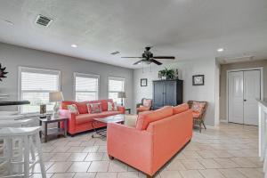 Il comprend un salon doté d'un mobilier orange et d'un ventilateur de plafond. dans l'établissement Beachy Gem, à Crystal Beach
