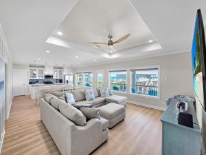 un salon avec un canapé et un ventilateur de plafond dans l'établissement Blue Anchor, à Bolivar Peninsula