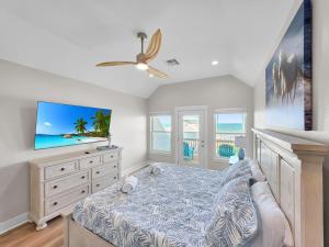 une chambre avec un lit et une télévision à écran plat dans l'établissement Blue Anchor, à Bolivar Peninsula