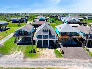 une vue aérienne d'une maison avec des maisons dans l'établissement Blue Anchor, à Bolivar Peninsula