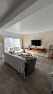 TV a/nebo společenská místnost v ubytování CASA PRANA Quequén