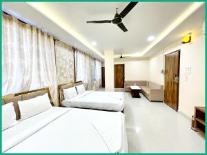 Ένα ή περισσότερα κρεβάτια σε δωμάτιο στο Hotel Upajivan RudraInn Near vishwanath temple # Free wifi # Lift - Best Premium Hotel