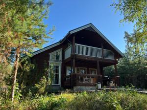 eine Blockhütte im Wald mit Bäumen in der Unterkunft Holiday Home Karhu in Istunmäki