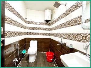 Ένα μπάνιο στο Hotel Upajivan RudraInn Near vishwanath temple # Free wifi # Lift - Best Premium Hotel