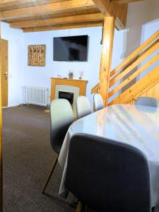 Sala de conferencias con mesa, sillas y TV en Cabana Panoramic Belis Fantanele, en Beliş