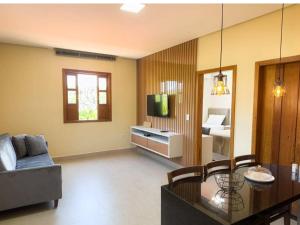 a living room with a couch and a table at Apartamentos Antigos Flat in Lençóis