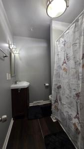 Koupelna v ubytování 1 Bedroom apartment in downtown Crown Point