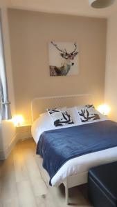 a bedroom with a bed with a blue blanket on it at Appartement 2 chambres avec garage à strasbourg in Strasbourg