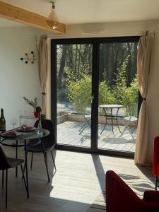 Balkón nebo terasa v ubytování Studio neuf dans un espace boisé + 6 fotografií