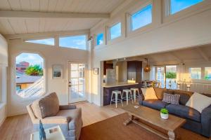 ein Wohnzimmer mit Sofa und Tisch in der Unterkunft Beacons in Encinitas