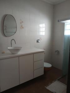 Ένα μπάνιο στο Quarto Aconchegante no Centro de Poços de Caldas - Pousada do Chico